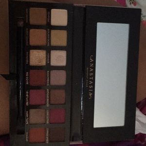 Modern renaissance eye shadow